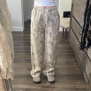 Beige camo straight leg sweatpants jogger sweats camouflage leaves xs